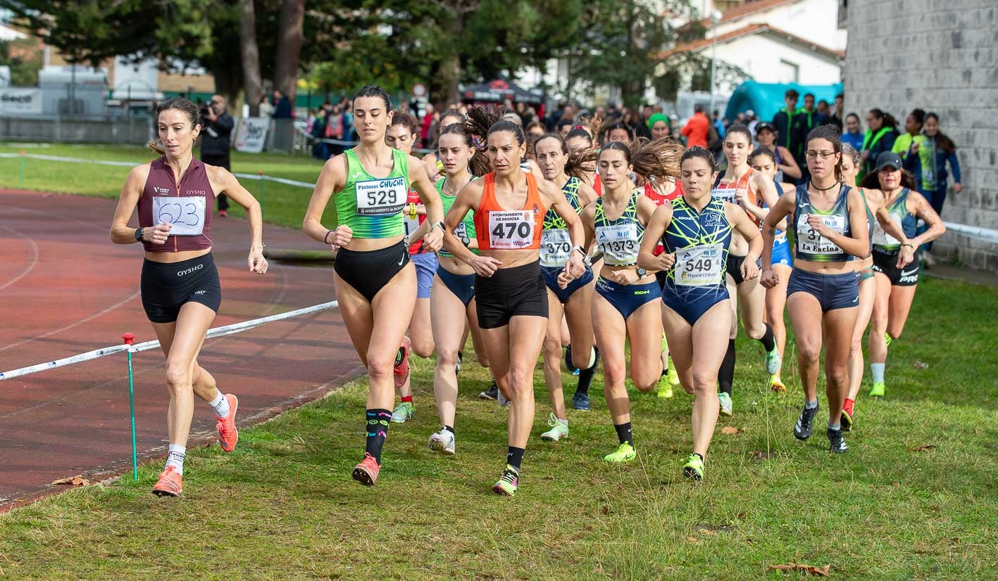 El pelotón femenino, recién salida la carrera.