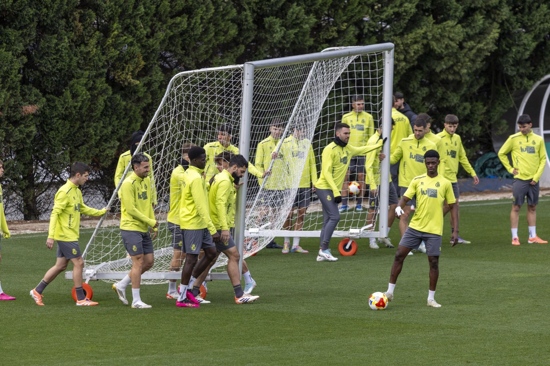 Los futbolistas del Racing, esta semana en La Albericia.