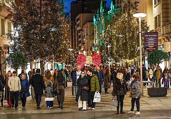 La calle Juan de Herrera, una de las vías céntricas de Santander que esta tarde han estado llenas de personas que salieron a disfrutar del ambiente navideño.