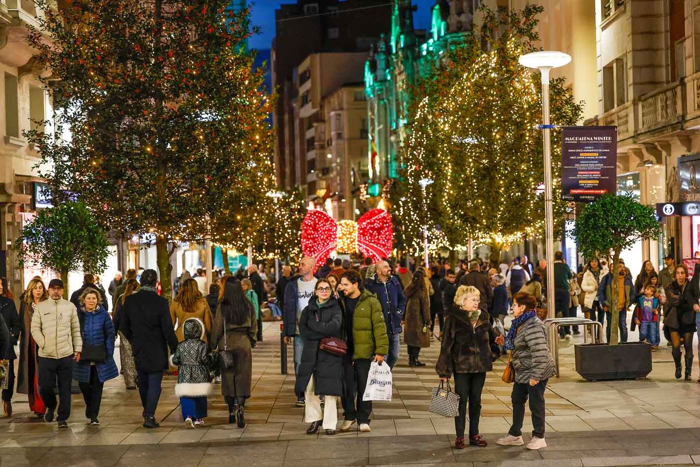 Las calles del centro de Santande, este sábado, completamente abarrotadas de personas que salieron para disfrutar de la decoración.
