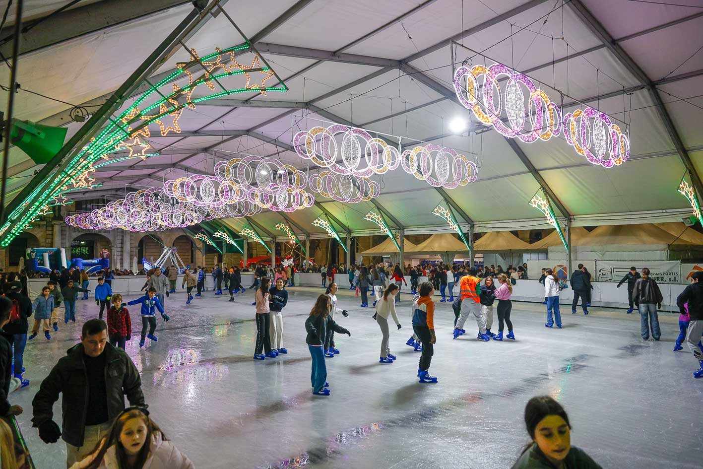 La gran pista de hielo es una de las atracciones principales de la Navidad en la plaza Porticada.
