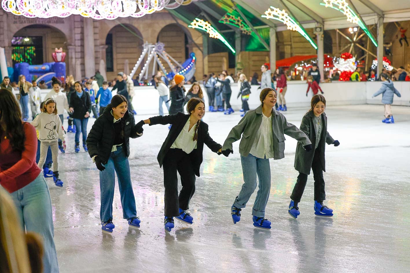 Un grupo de chicas se divierte en la pista de patinaje de la Porticada.