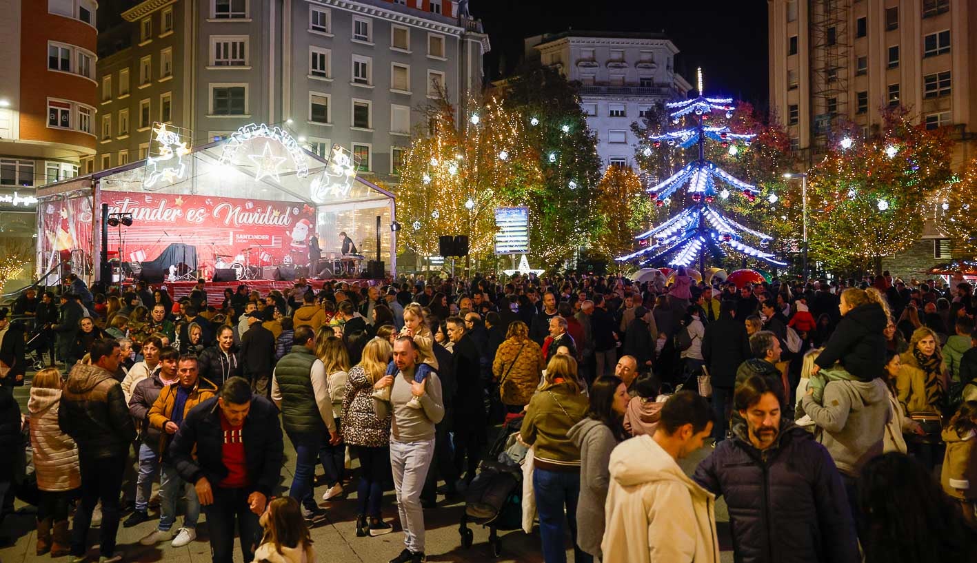 La plaza del Ayuntamiento es uno de los principales puntos neurálgicos de las fiestas.