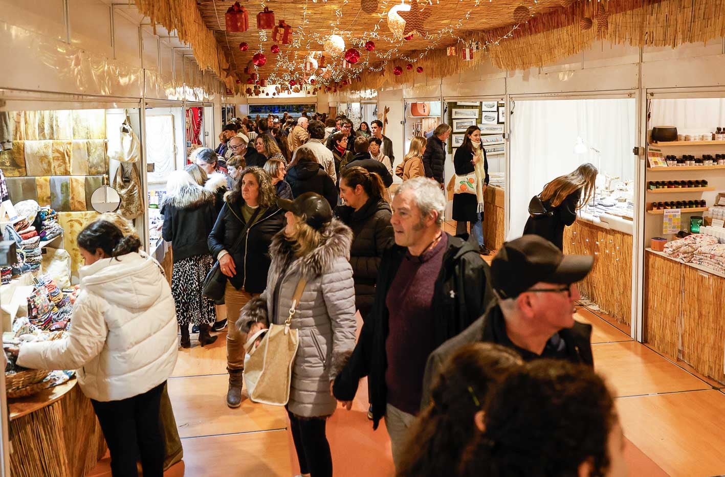 Clientes comprando en el mercado navideño de la plaza Pombo.