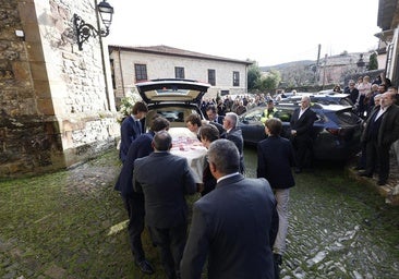 Los restos mortales del escritor son introducidos en el coche fúnebre antes de ser trasladados al cementerio.