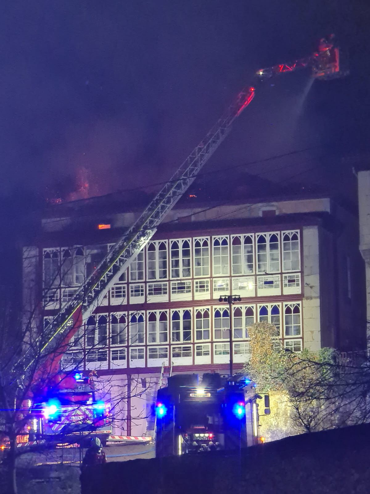 Imagen secundaria 1 - Los bomberos actuaron tanto desde el interior como desde el exterior de la vivienda.