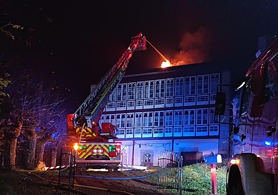 Los bomberos, durante la extinción del incendio.