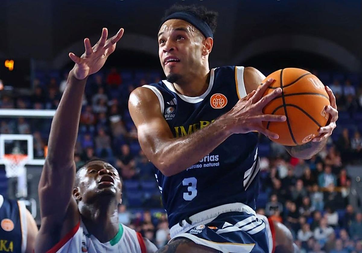 Townes, del Alimerka Oviedo, entra a canasta.