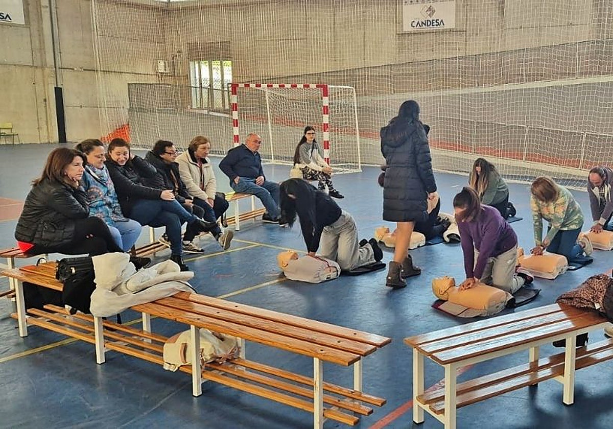 Taller de reanimación y uso de desfibrilador en San Felices.