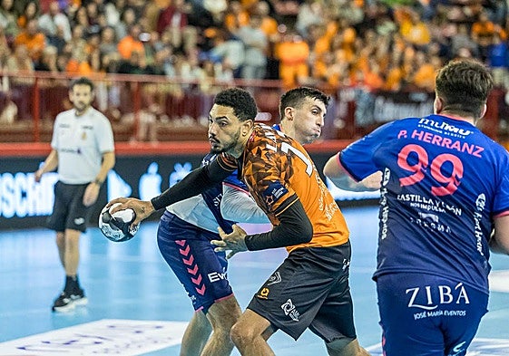 James Scott, lateral del Bathco, fue el máximo anotador de los naranjas ante el Nava.