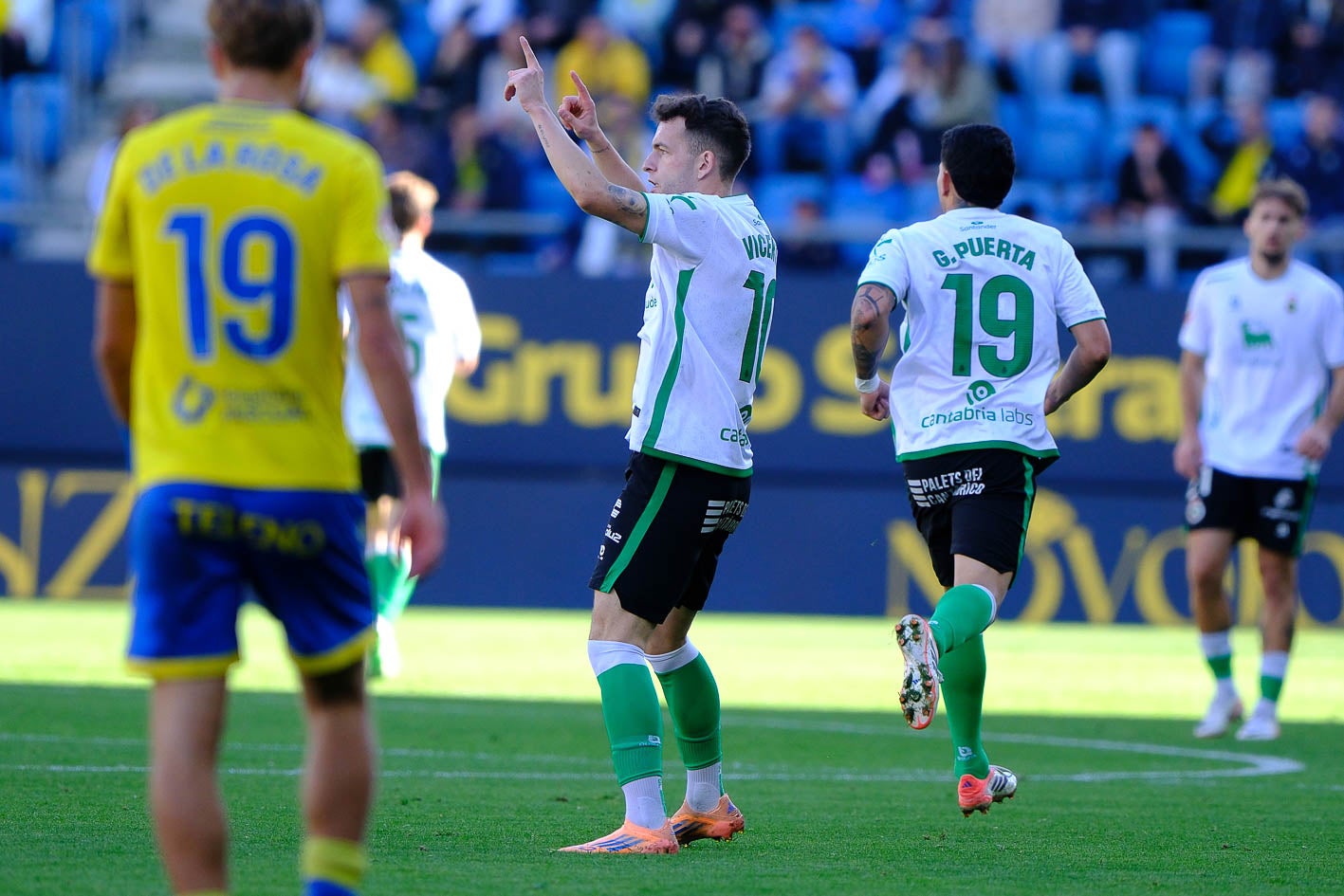 Íñigo Vicente celebra su gol para recortar distancias con el Cádiz