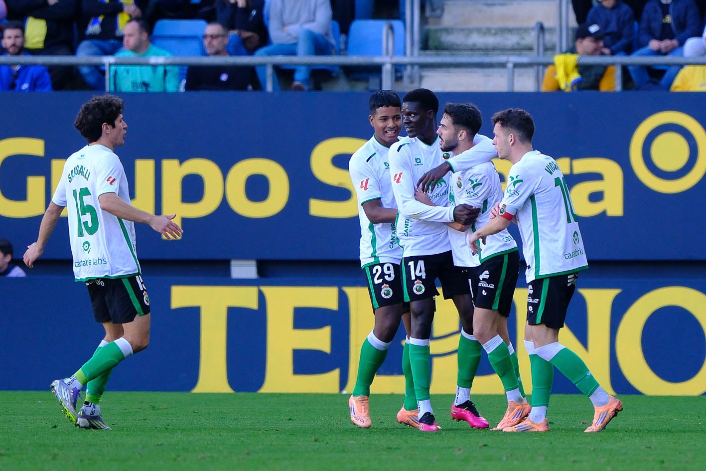 Sangalli, Jeremy, Maguette e Íñigo Vicente celebran junto a a Andrés el tanto del andaluz 