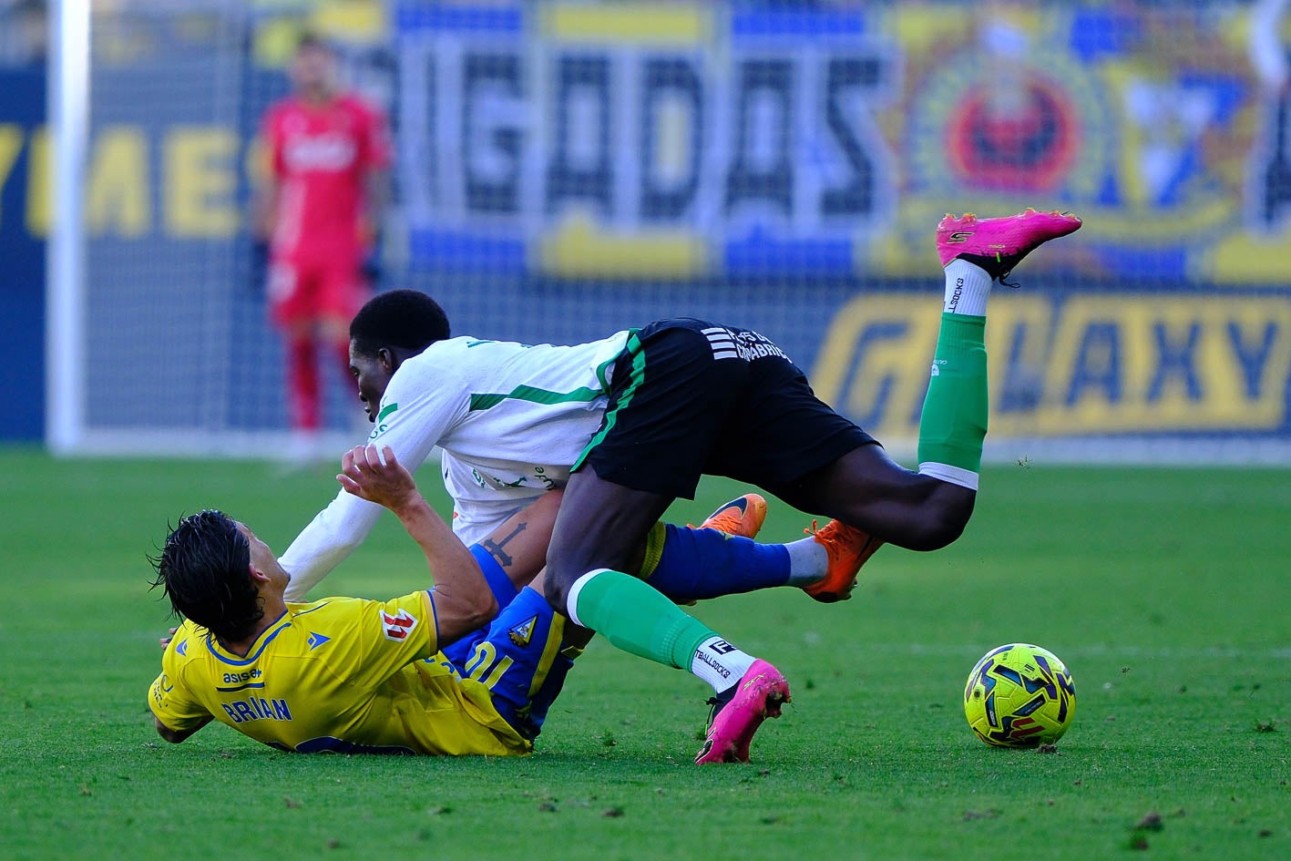Maguette cae al suelo junto a  un jugador del Cádiz