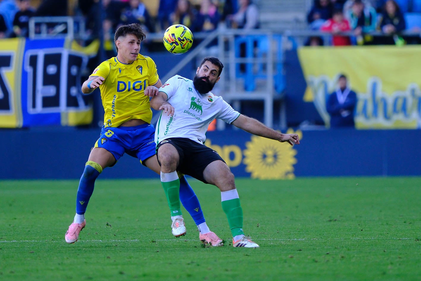 Villalibre pugna con un rival pro hacerse con el balón 