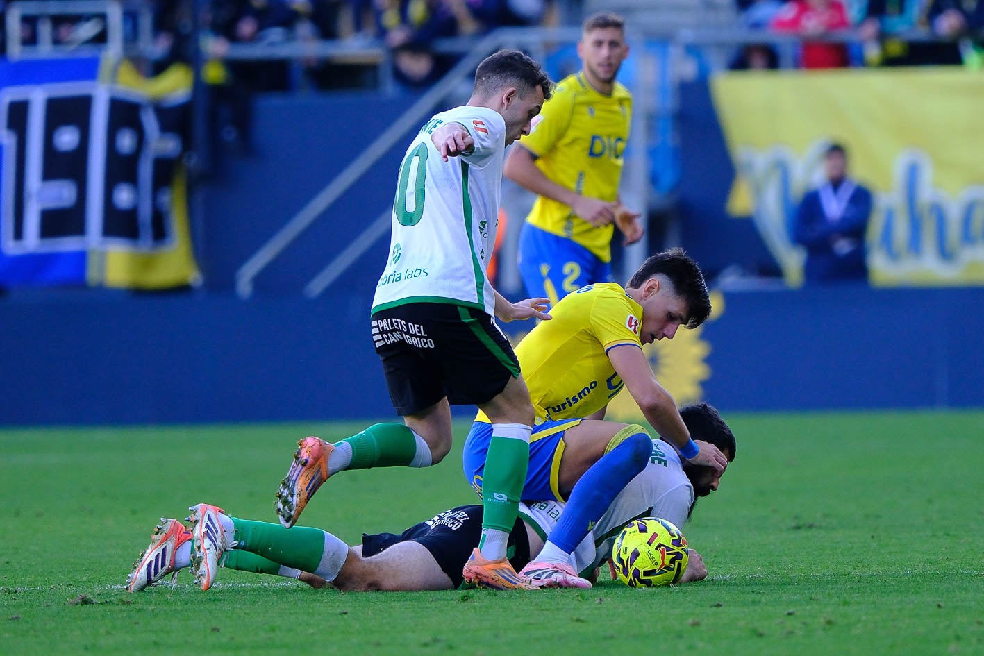 Villalibre, en el suelo con un rival mientras Vicente llega al balón