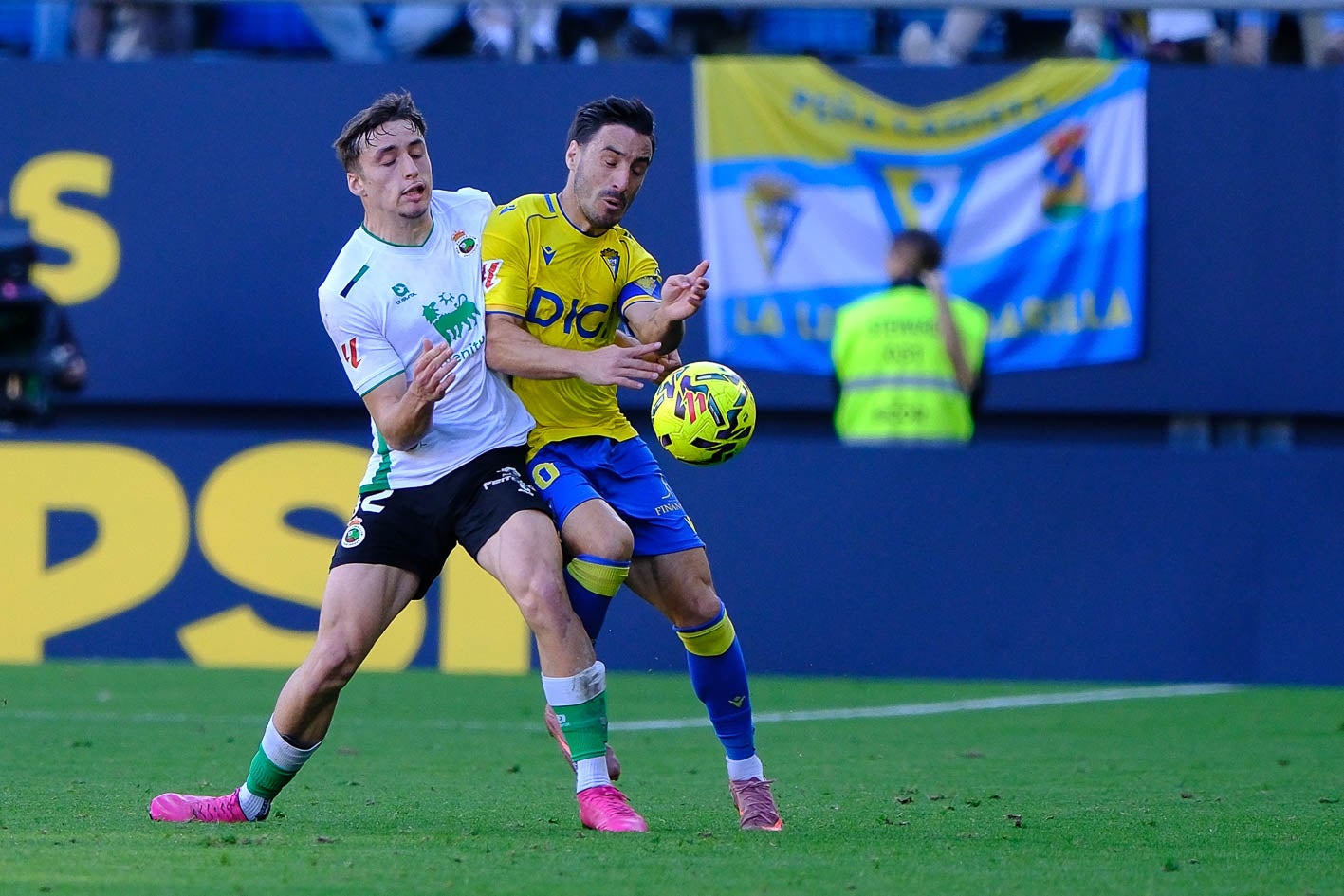 Salinas trata de hacerse con el balón ante un jugador del Cádiz