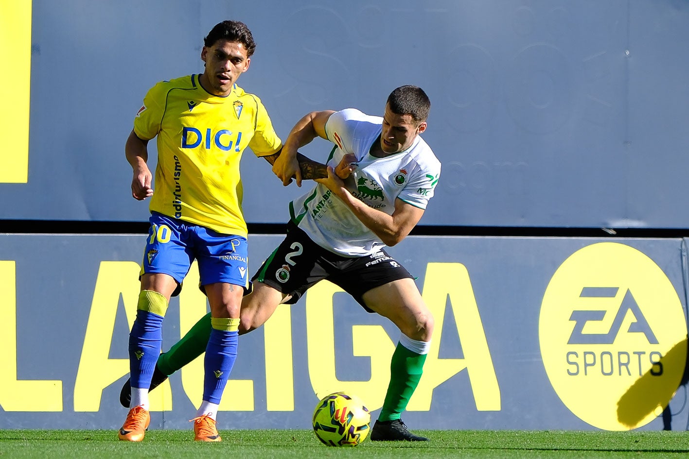 Brian, del Cádiz, agarra al racinguista Mantilla de la camiseta