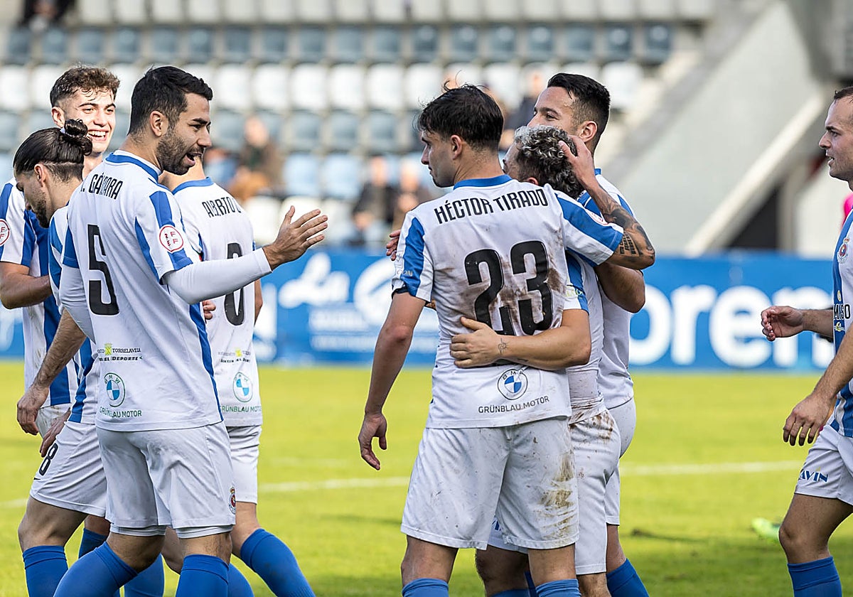 Los jugadores de la Gimnástica celebran el tanto de Héctor Tirado