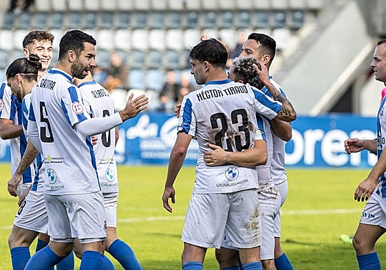 Los jugadores de la Gimnástica celebran el tanto de Héctor Tirado