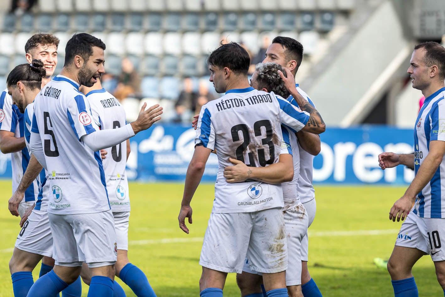 Los jugadores de la Gimnástica celebran el tanto de Héctor Tirado.