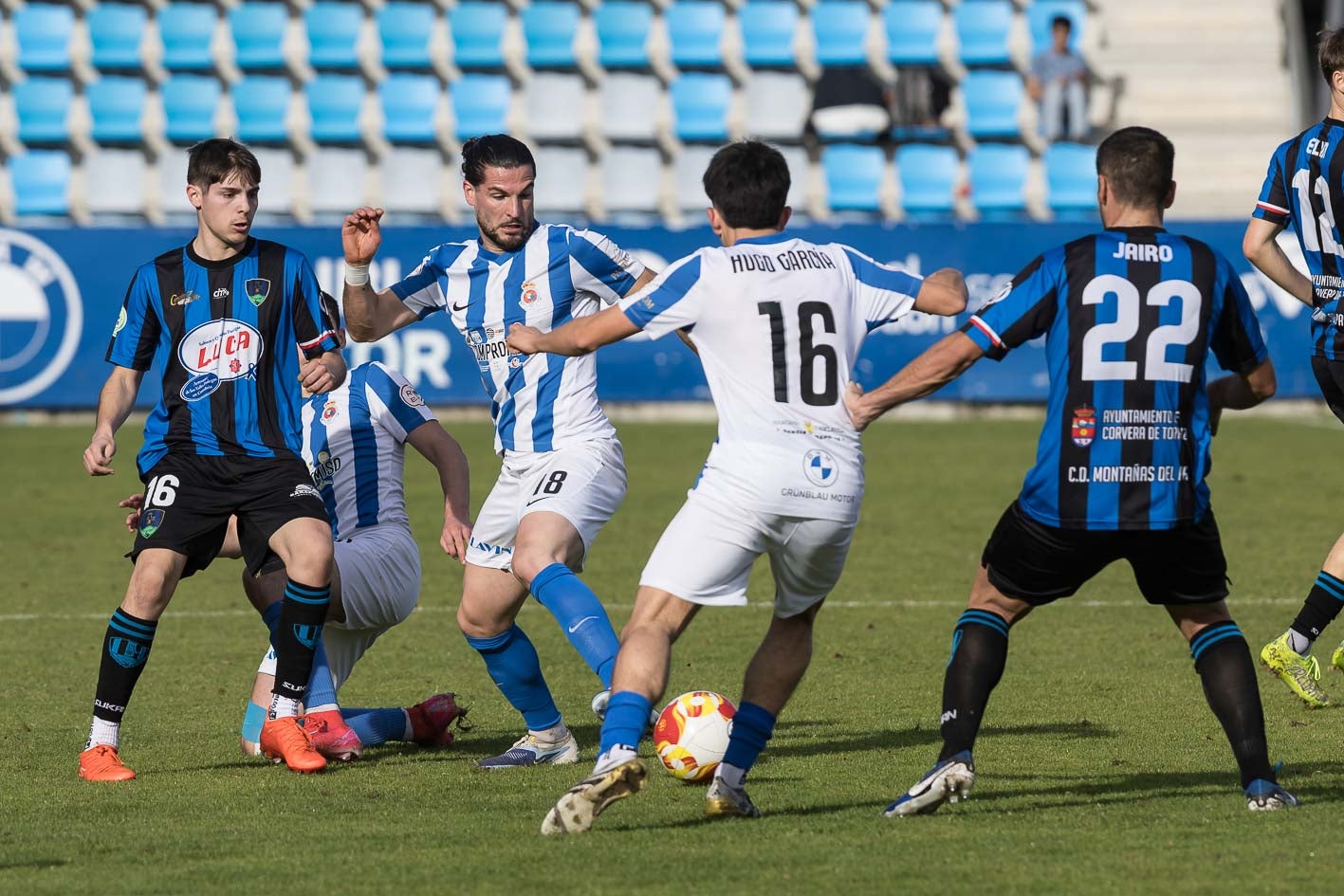Alonso, de la Gimnástica, tata de controlar el balón
