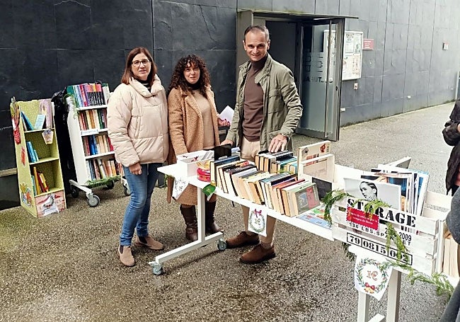 Consuelo Payno, María Ángeles Lombilla y Javier Conde en el mercadillo de libros.