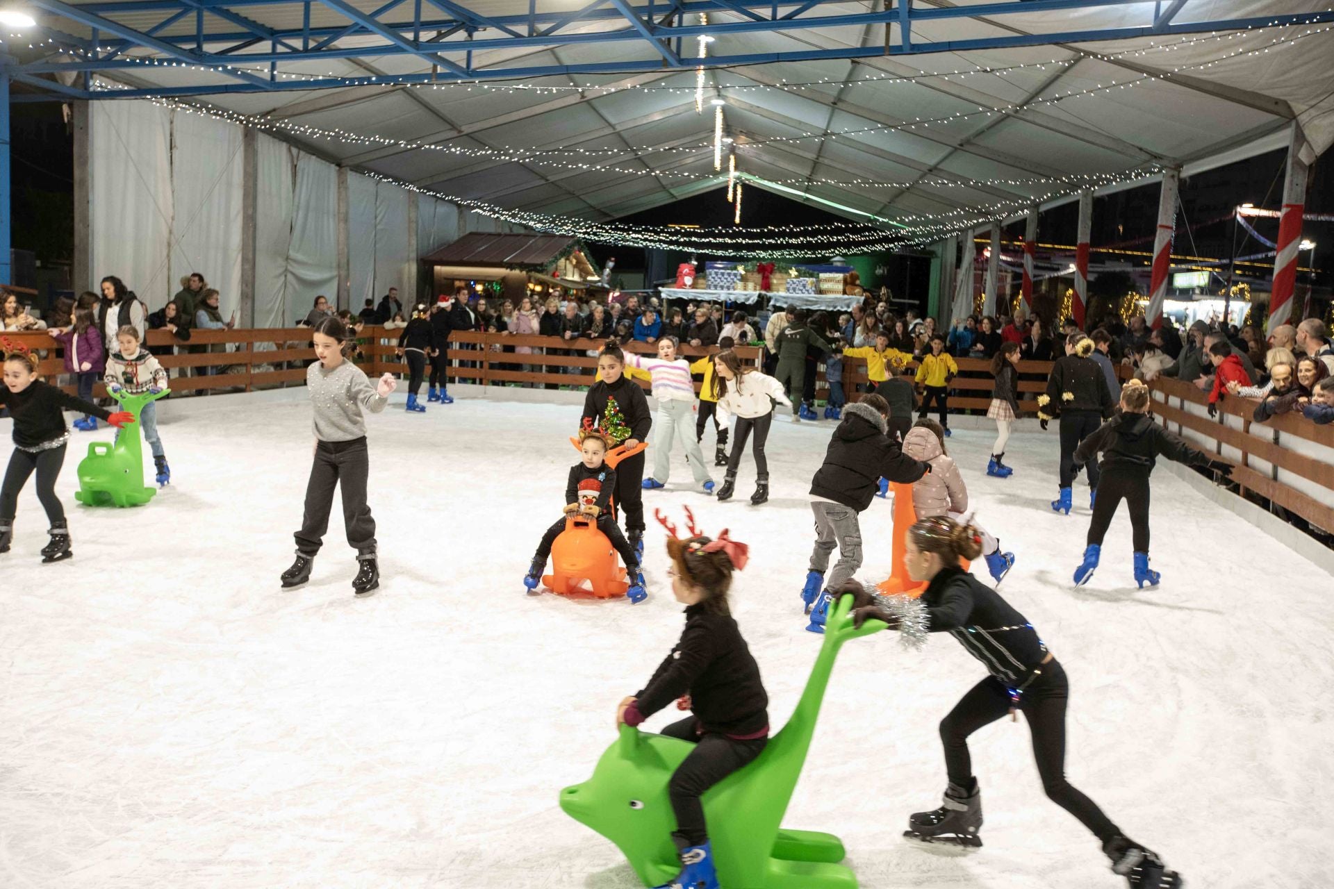La piesta de hielo atrajo a numerosos público una vez fue inaugurada.