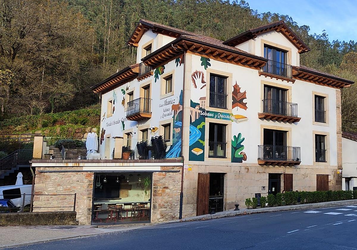 El viejo Hotel Vallisoletano de Puente Viesgo ha dado paso a un edificio que alberga un reconocido negocio de repostería.