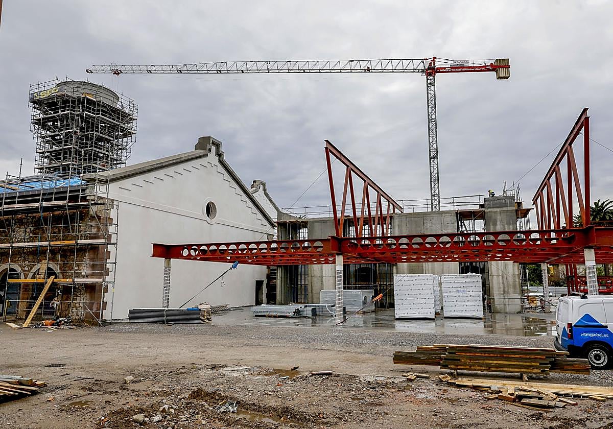 Obras del futuro centro cultural de La Lechera, en Torrelavega, una transformación valorada en 16 millones de euros en total.