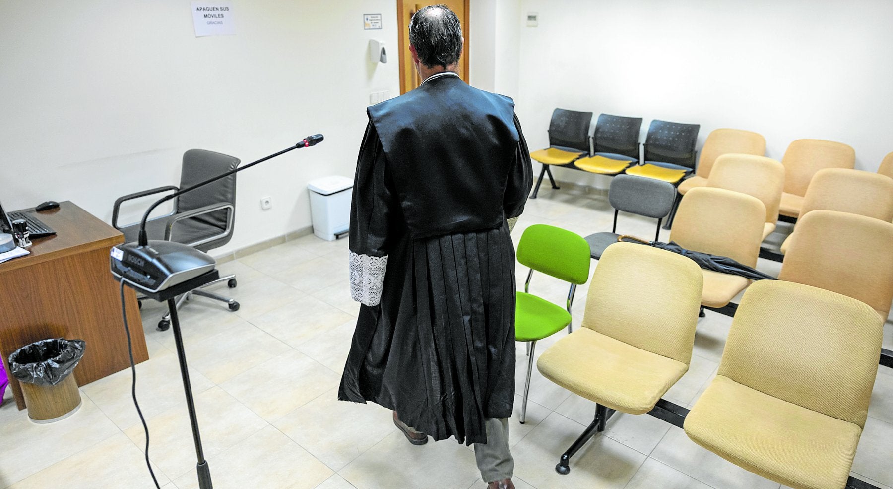 El portavoz de la Asociación JudicialFrancisco de Vitoria en Cantabria,Luis Enrique García, abandona susala de vistas.