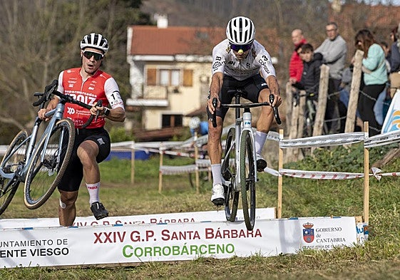 Gonzalo Inguanzo (izquierda) e Ismael Esteban, en una zona de obstáculos de la carrera.