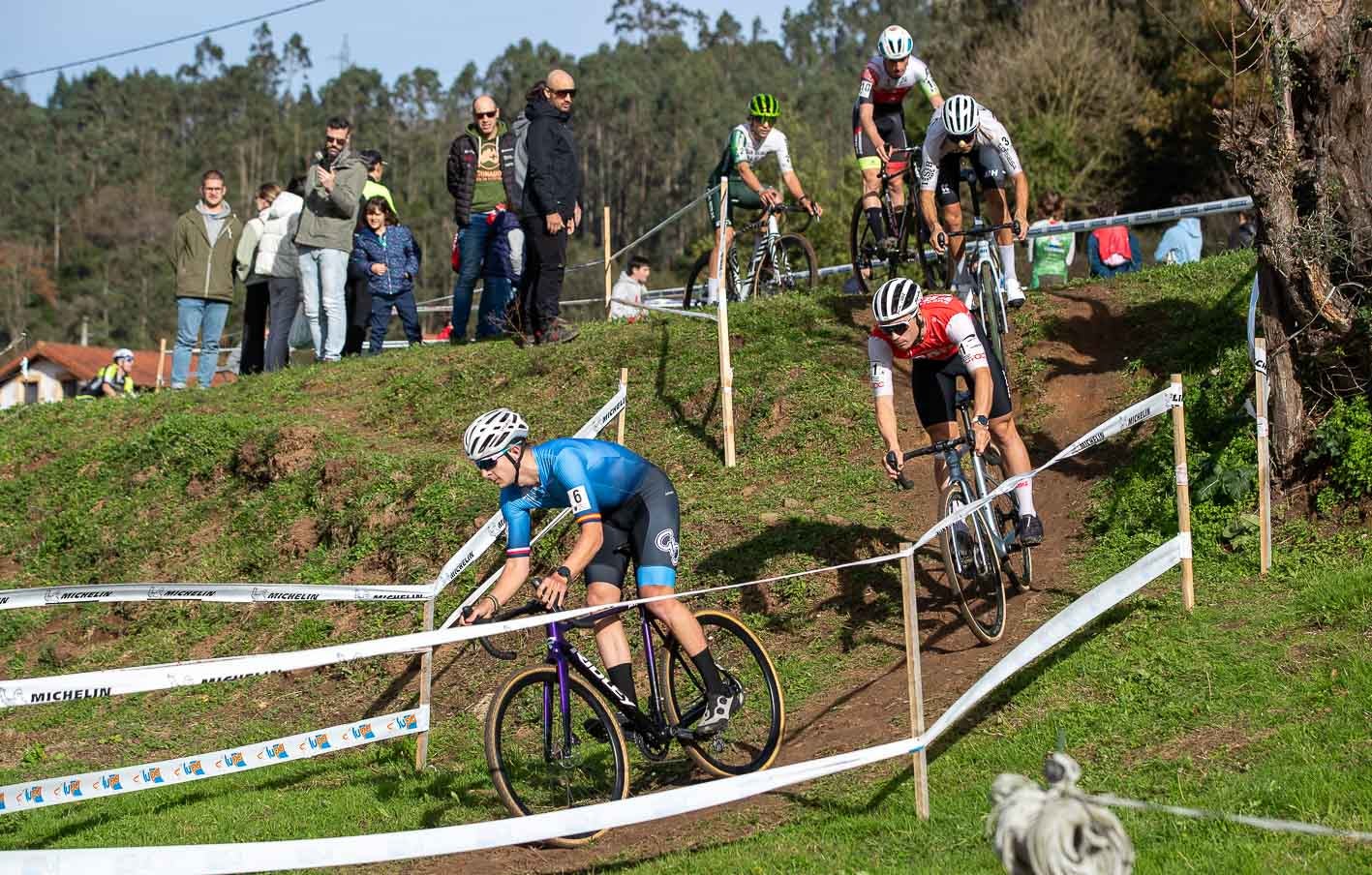 Julio Pérez, por delante de Inguanzo y Esteban, en un tramo de descenso.