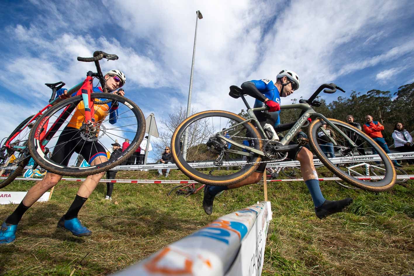 Unai Paniagua (23) sortea uno de los obstáculos.