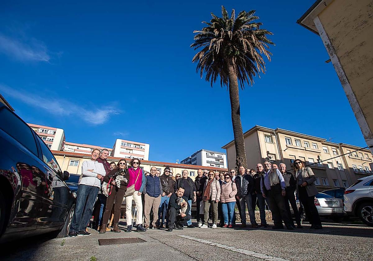 Los vecinos de Porrúa, en torno a la palmera de su barrio.