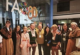 Representantes de diversas nacionalidades y tradiciones reunidos en Roma. En los extremos, Celia Macho y Angelines Balbás