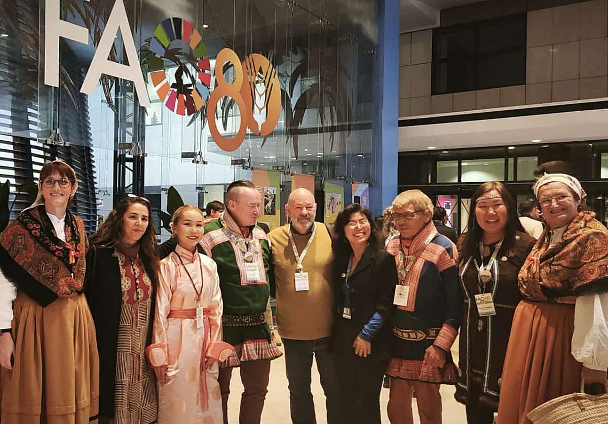 Representantes de diversas nacionalidades y tradiciones reunidos en Roma. En los extremos, Celia Macho y Angelines Balbás