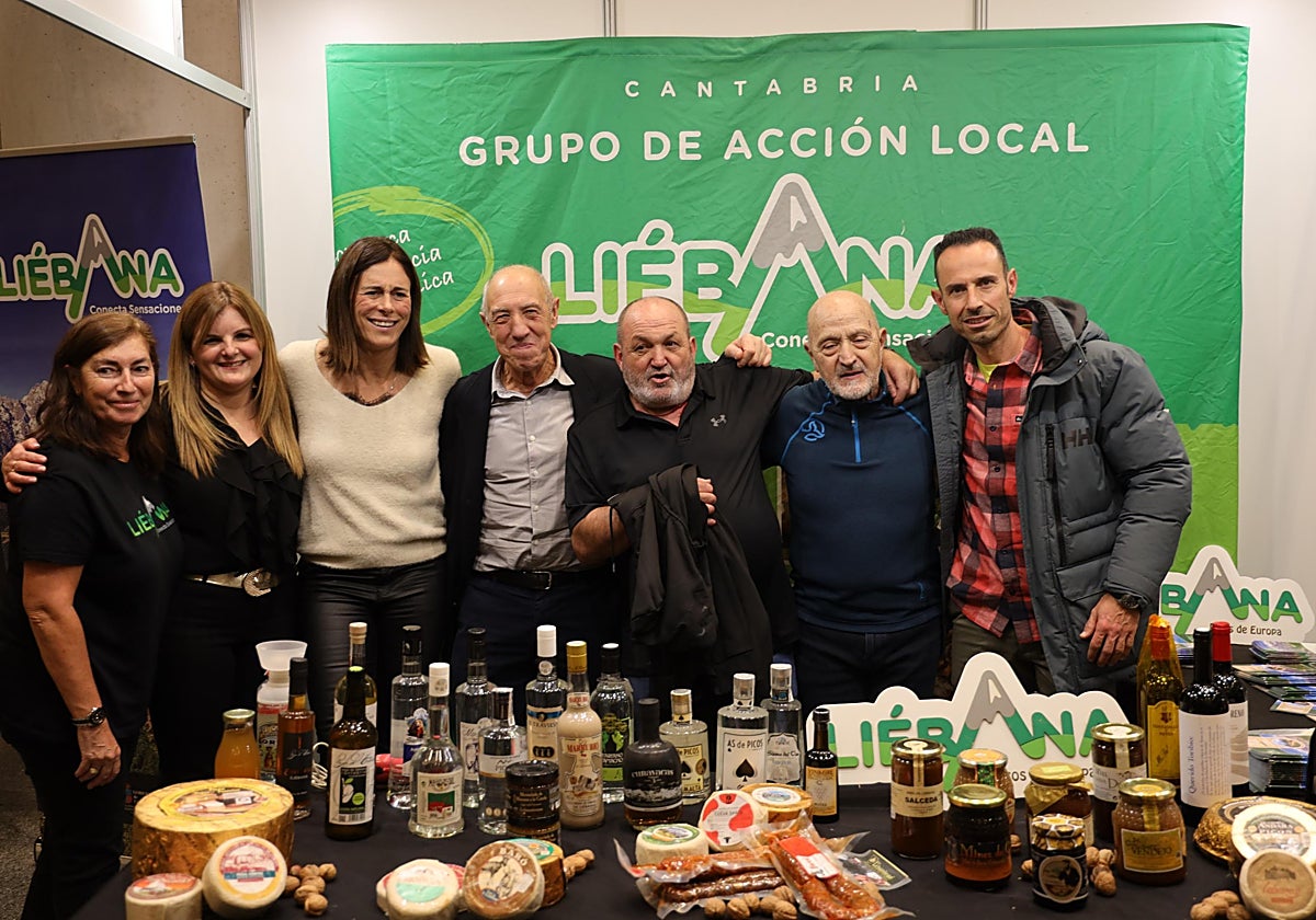 Responsables de la organización junto a Pasabán, San Sebastián, Oiarzábal y Álvaro, en el estand de Liébana