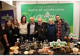 Responsables de la organización junto a Pasabán, San Sebastián, Oiarzábal y Álvaro, en el estand de Liébana