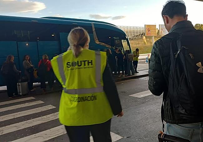 Pasajeros en el eropuerto de Bilbao esperando para poder coger el autobús que les desplace hasta Santander.