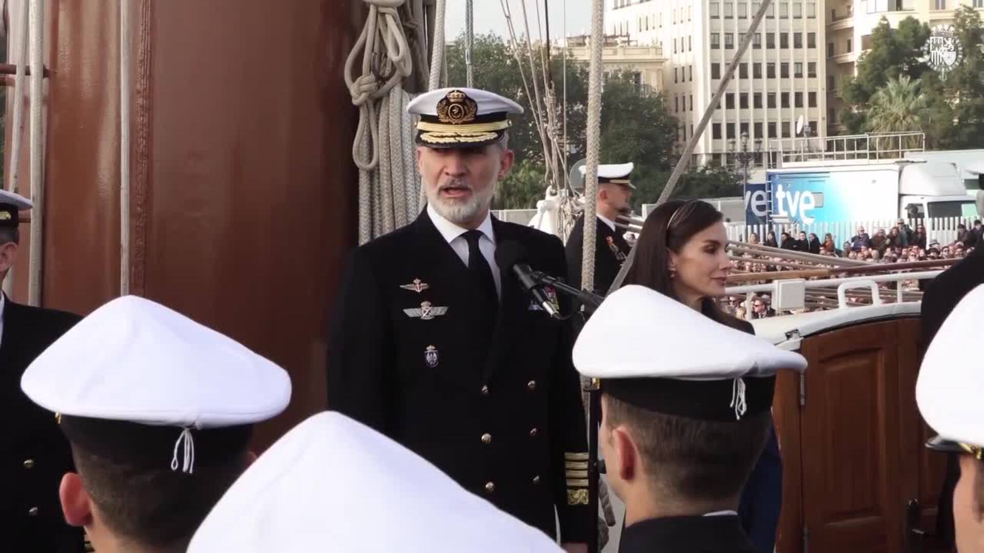 Felipe VI despide el buque 'Elcano': "Lleváis el prestigio de España sobre vuestros hombros"