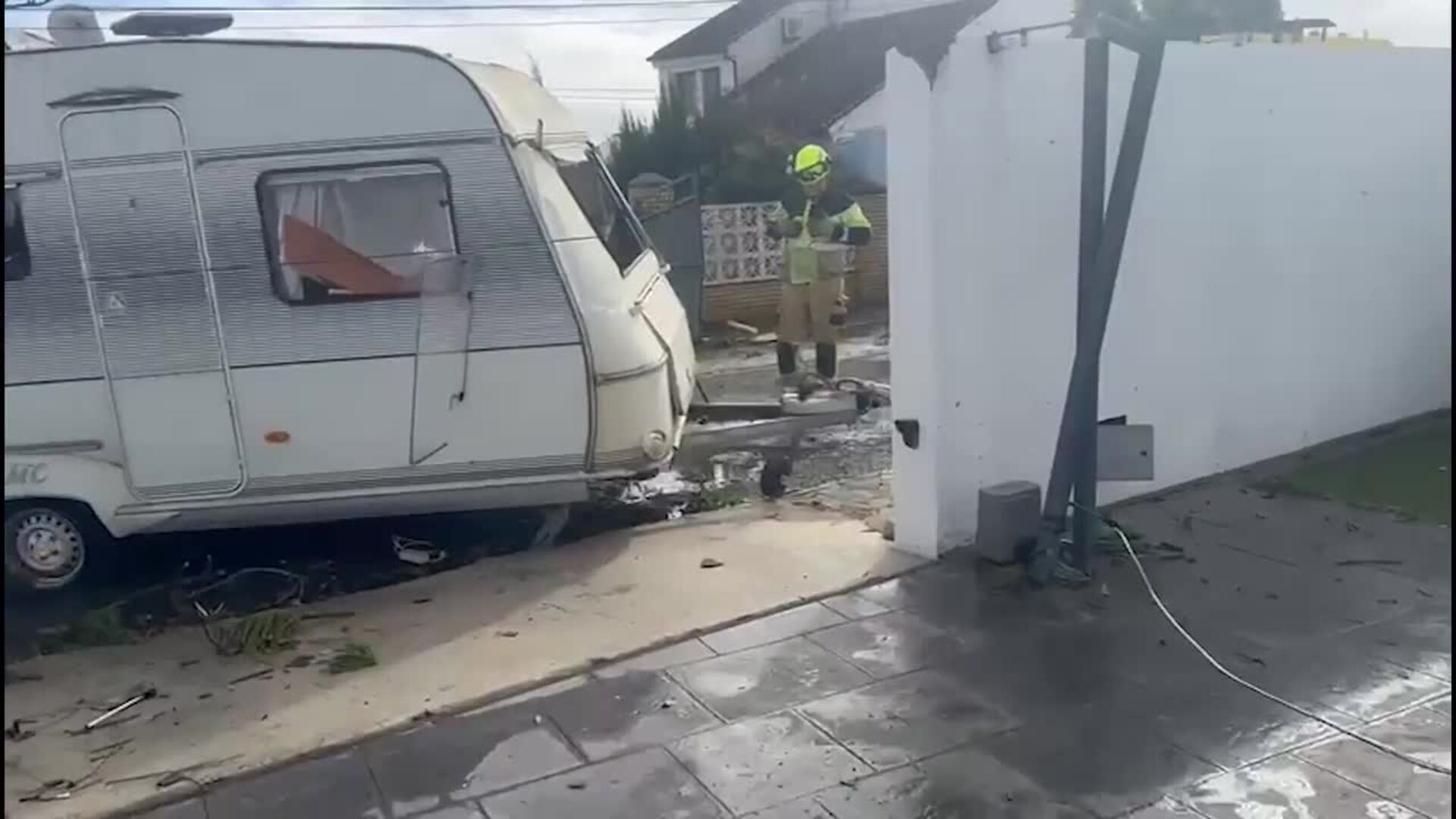 Bomberos trabajando en los destrozos por tornado en Ayamonte (Huelva)