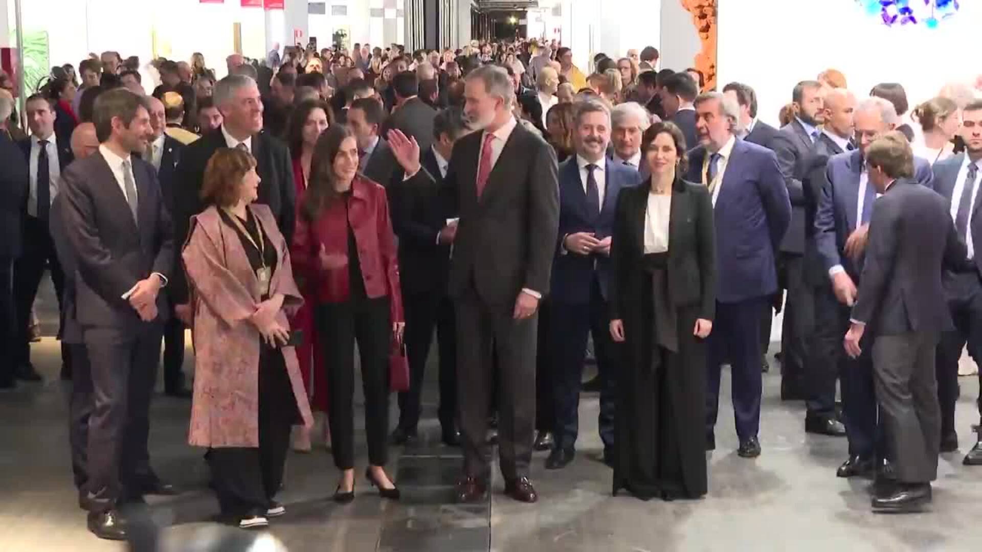 Los Reyes inauguran ARCO 2025 y se interesan por el arte español