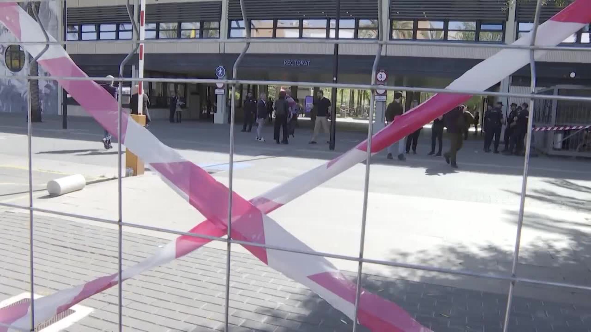 Decenas de estudiantes de la UPV reciben a Mazón con gritos de "vergüenza" y "dimisión"