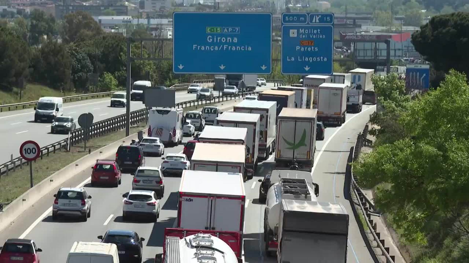 Retenciones en la AP7 en Barcelona durante la operación salida