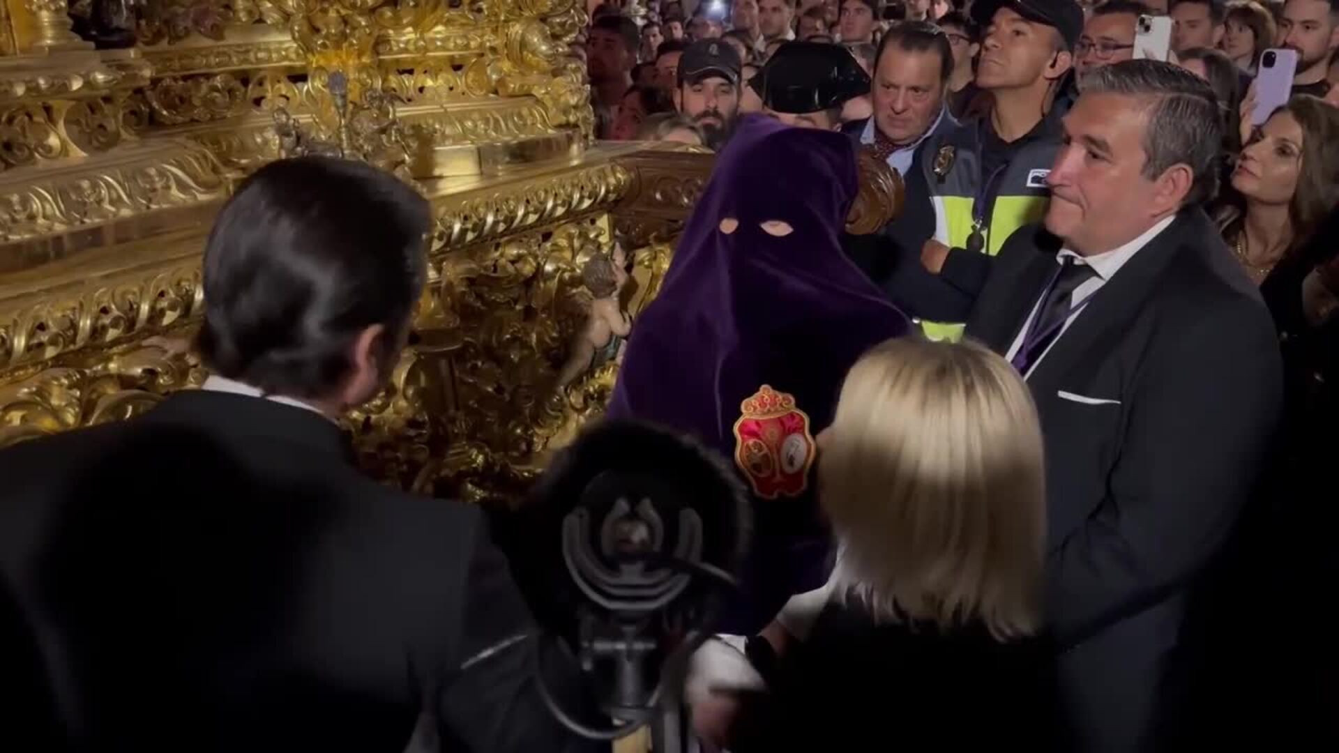 La Reina Sofía, una más en la Semana Santa de Sevilla, concentra todas las miradas
