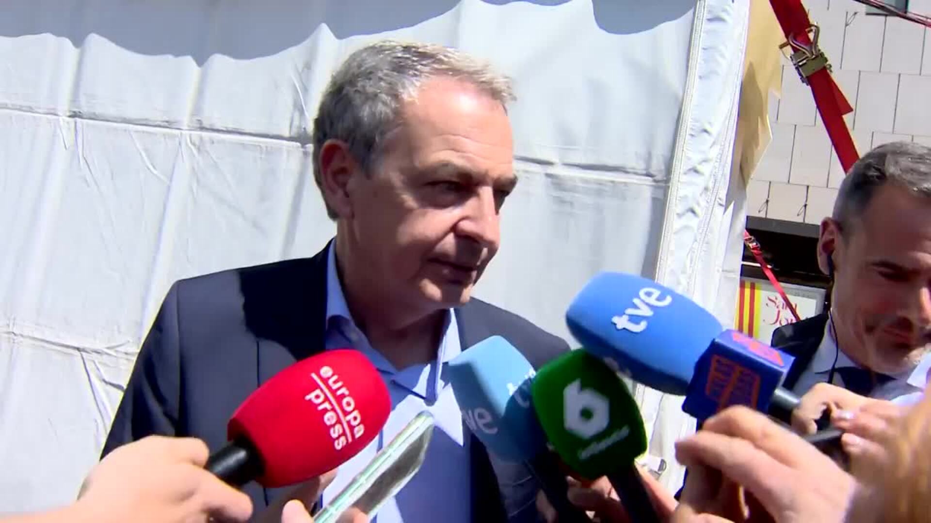 Zapatero reivindica el diálogo y la cultura en Sant Jordi y pide "paz"