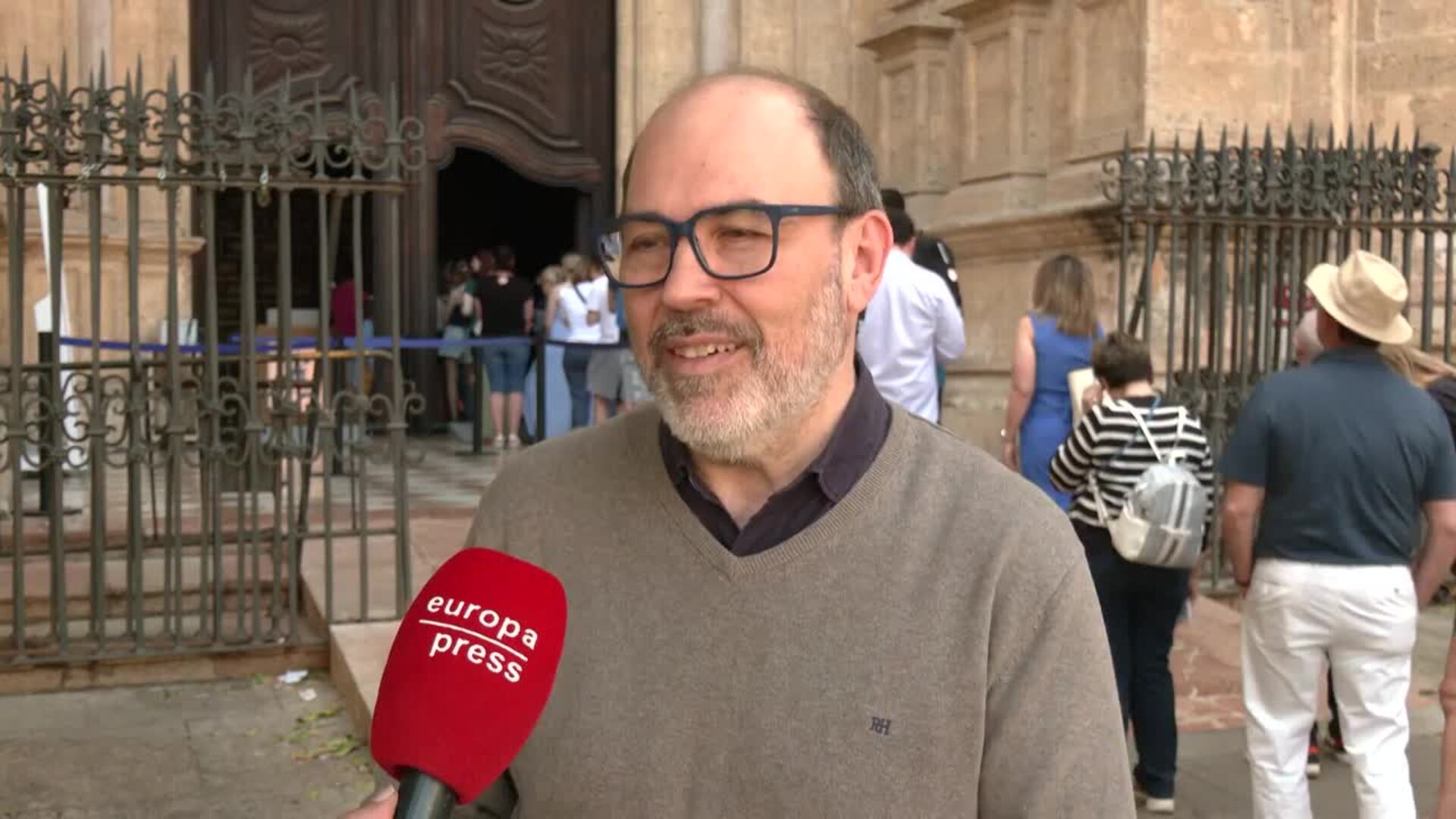Cientos de personas dan su adiós al papa Francisco con dedicatorias en la Catedral de Málaga