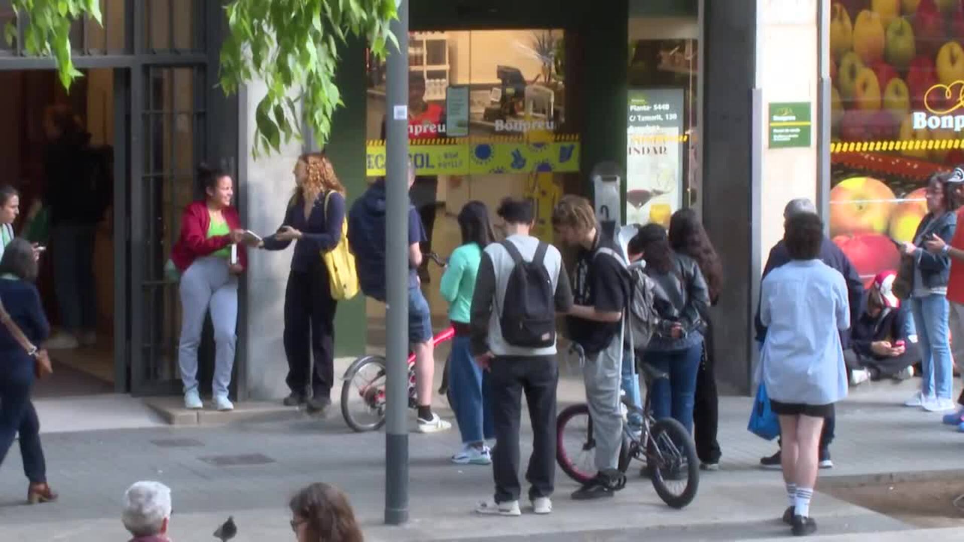 Decenas de compradores esperan a la reapertura tras el apagón de un supermercado en Barcelona
