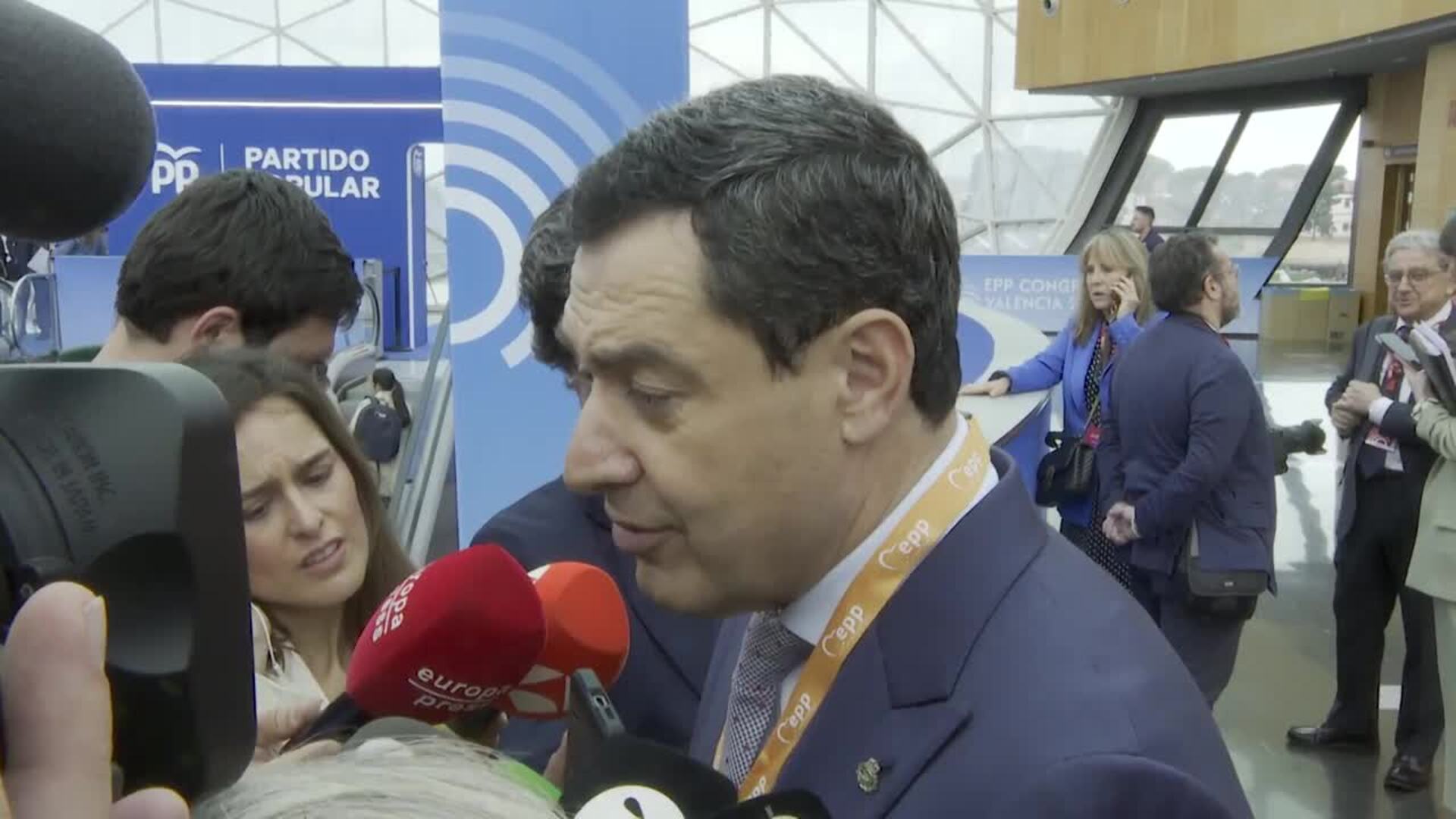 Moreno urge a Sánchez "explicaciones convincentes" después del apagón eléctrico