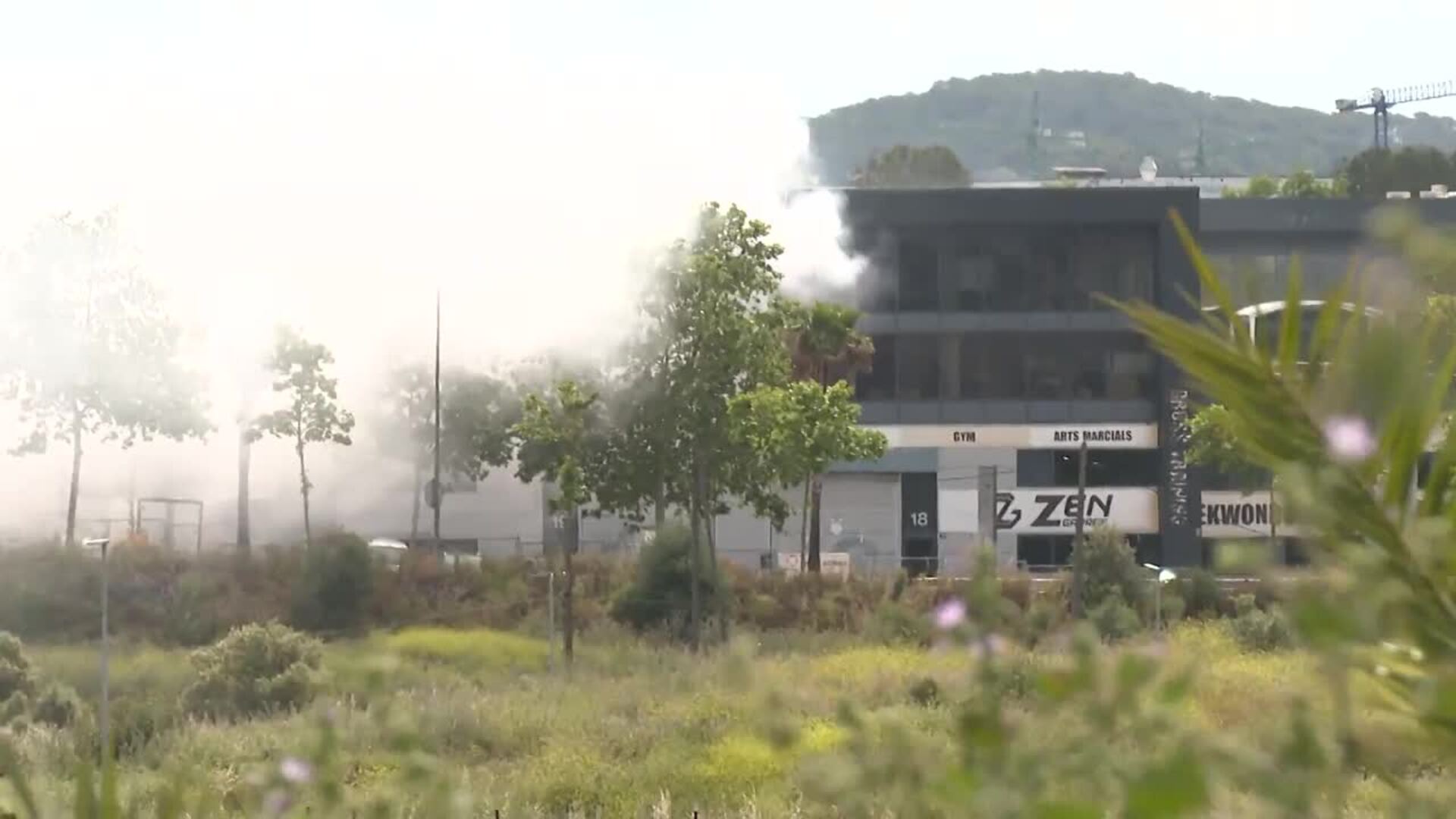 Un incendio en una nave química en Vilanova y la Geltrú obliga a confinar varios municipios